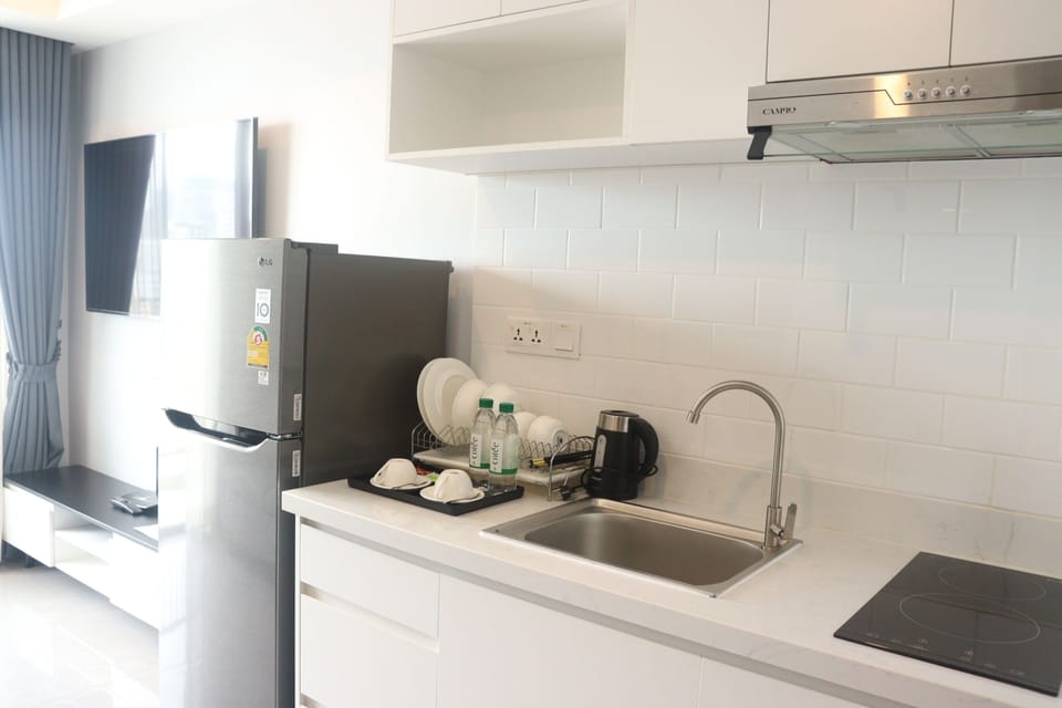 Studio Room | Private kitchen | Full-size fridge, stovetop, electric kettle, freezer