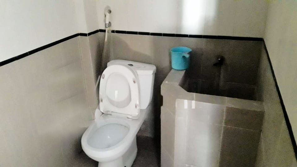 Economy Double Room | Bathroom | Shower, towels