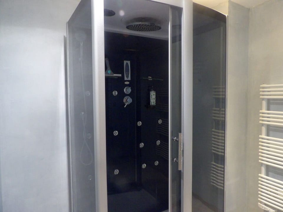 Room | Bathroom | Free toiletries, towels, soap, shampoo