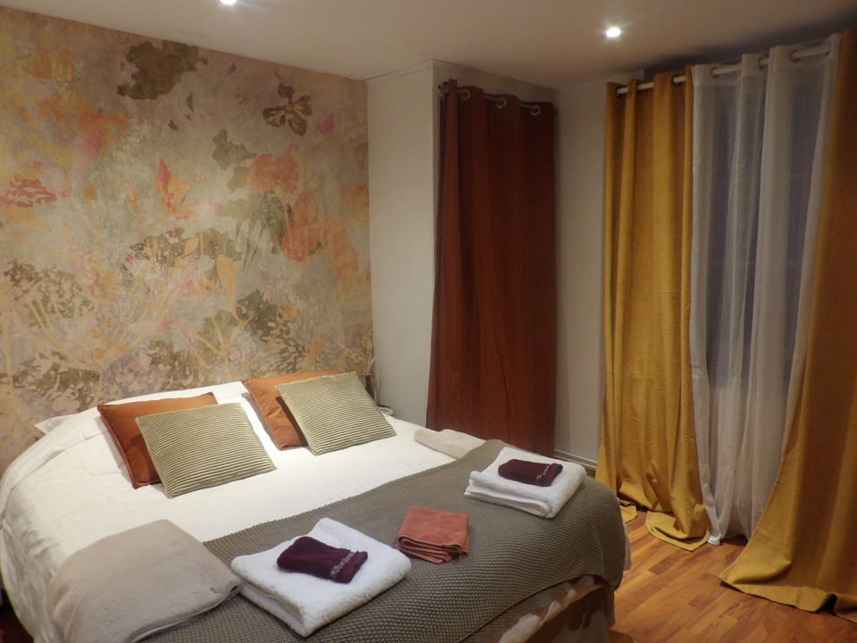 Classic Room | Hypo-allergenic bedding available, in-room safe, desk, laptop workspace