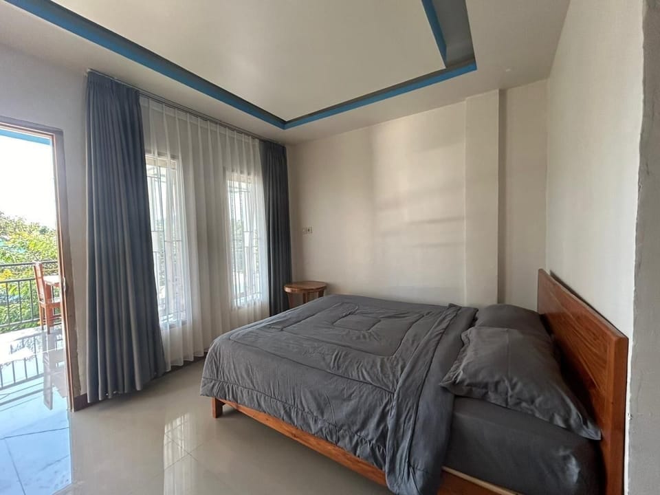 Deluxe Room | Hypo-allergenic bedding available, WiFi (free), bed sheets