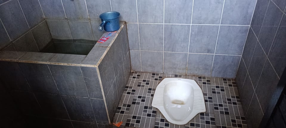 Basic Double Room | Bathroom | Shower, towels