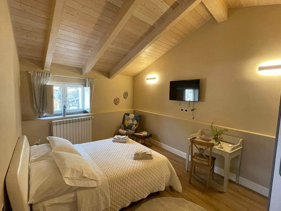 Double Room | Desk, laptop workspace, free WiFi, bed sheets