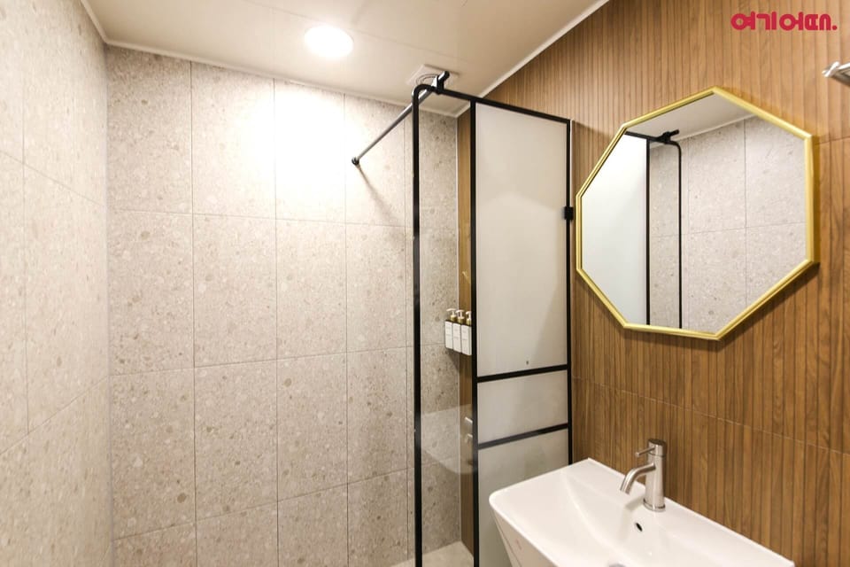 Twin Room | Bathroom | Free toiletries, hair dryer, bathrobes, bidet