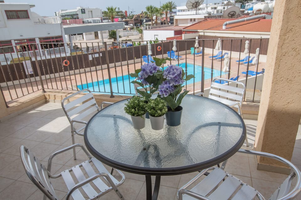 Apartment, 2 Bedrooms, Balcony, City View | Outdoor dining