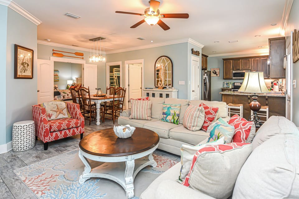 House, 3 Bedrooms, Accessible, Balcony | Living area | Books