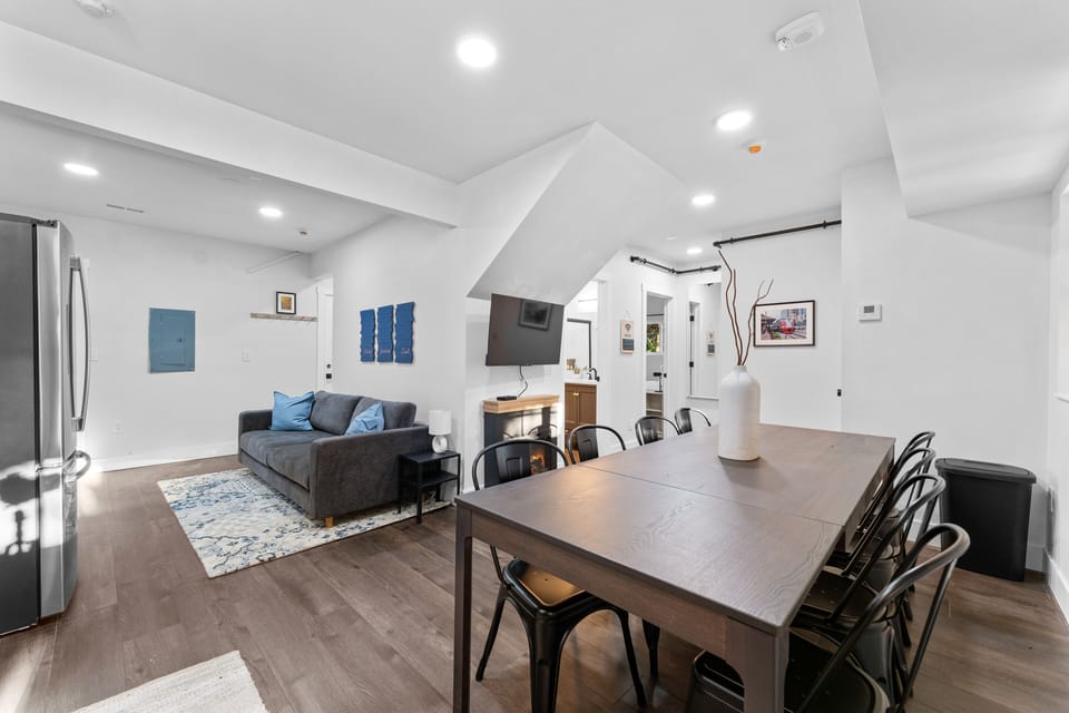 The dining area has seating for 8.