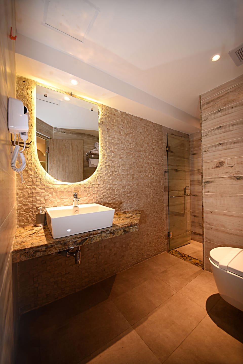 Family Room | Bathroom | Free toiletries, bathrobes, slippers, towels