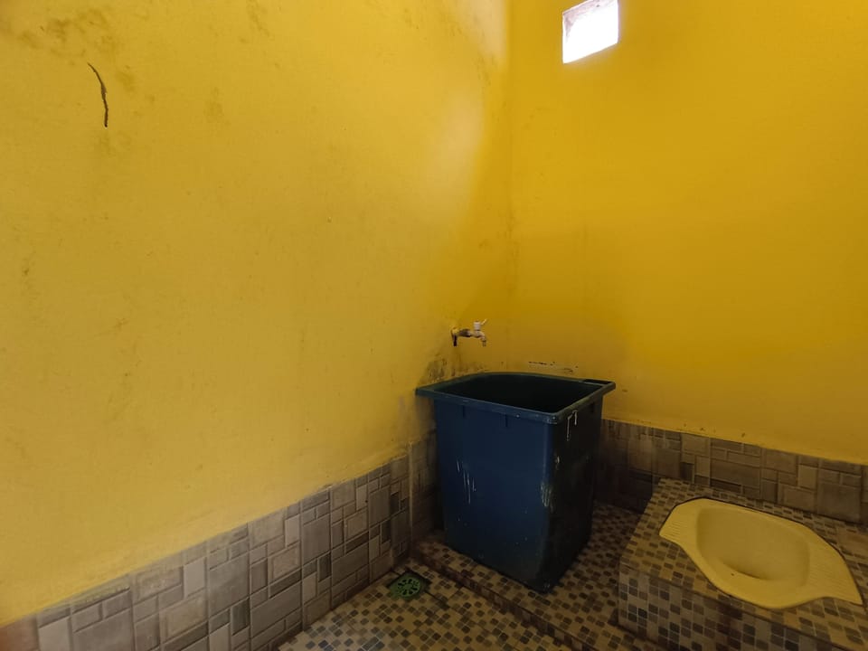 Economy Double Room | Bathroom | Shower, towels
