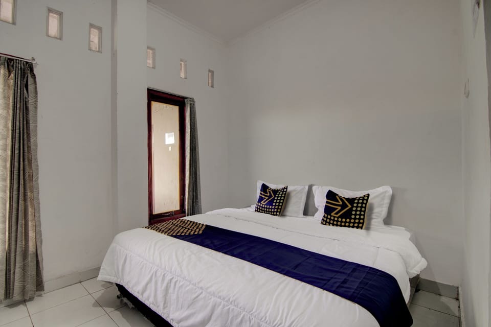 Economy Double Room | Desk, laptop workspace, blackout drapes, WiFi (free)