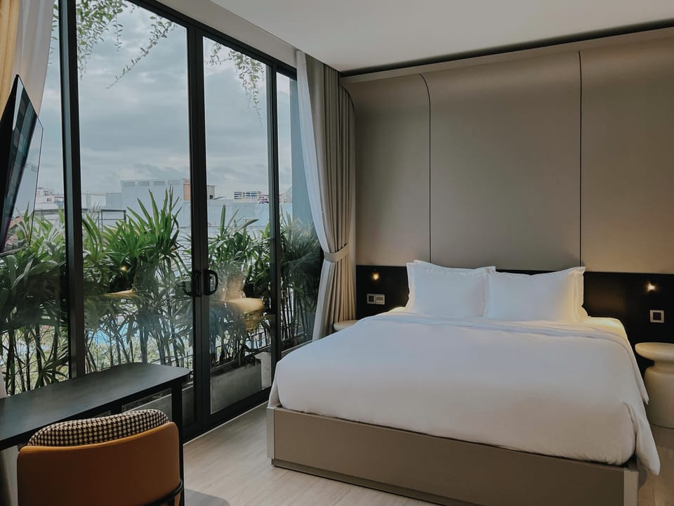 Deluxe Room | Egyptian cotton sheets, premium bedding, minibar, in-room safe