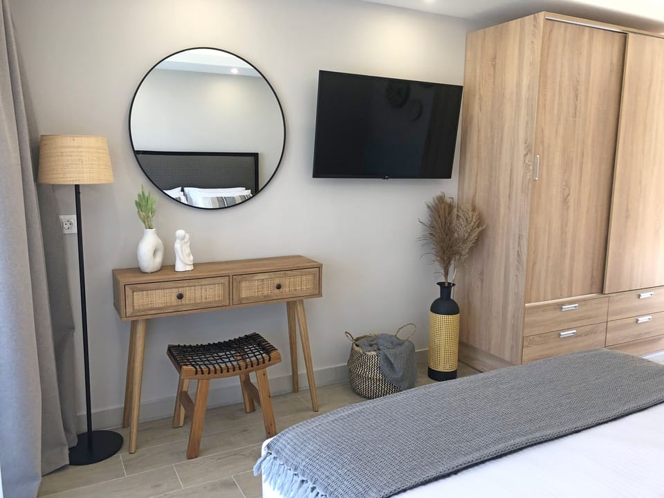 Deluxe Studio, 1 Queen Bed, Pool View | In-room safe, desk, iron/ironing board, free WiFi