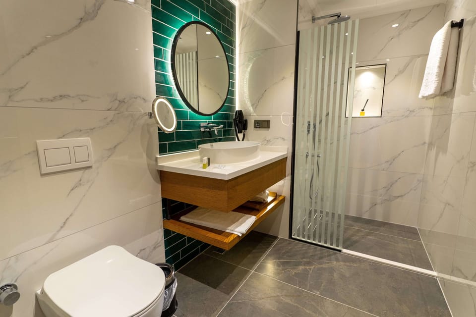 Family Quadruple Room | Bathroom | Shower, hair dryer, slippers, towels