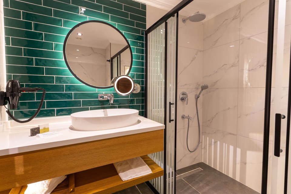 Deluxe Double or Twin Room | Bathroom | Shower, hair dryer, slippers, towels