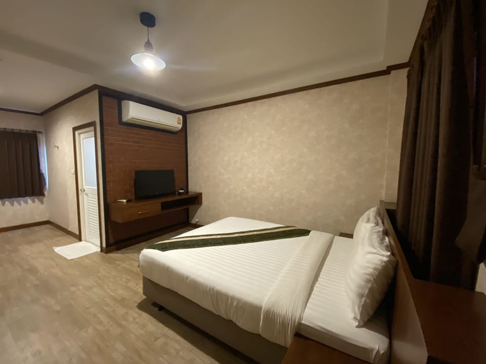 Standard Double Room | Iron/ironing board, free WiFi