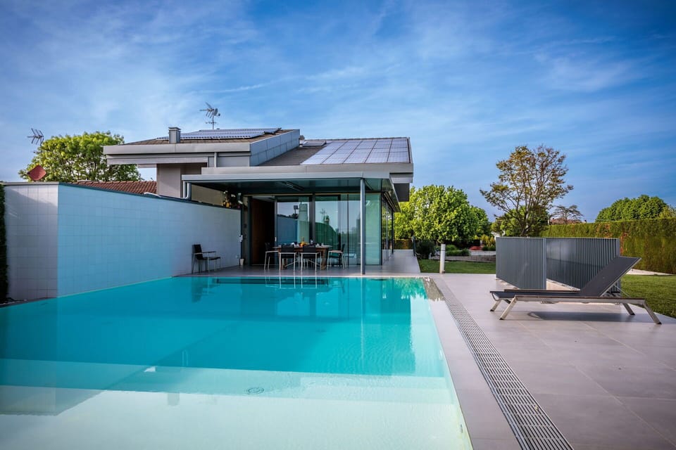 Building Exterior, Outdoor, Pool