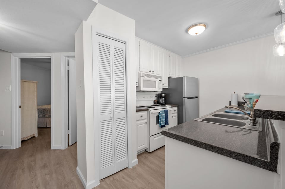 Den and adjacent bedroom