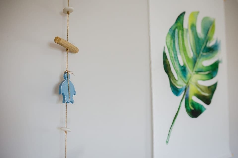 Le logement est décoré avec des matériaux nobles issus de l'éco-conception