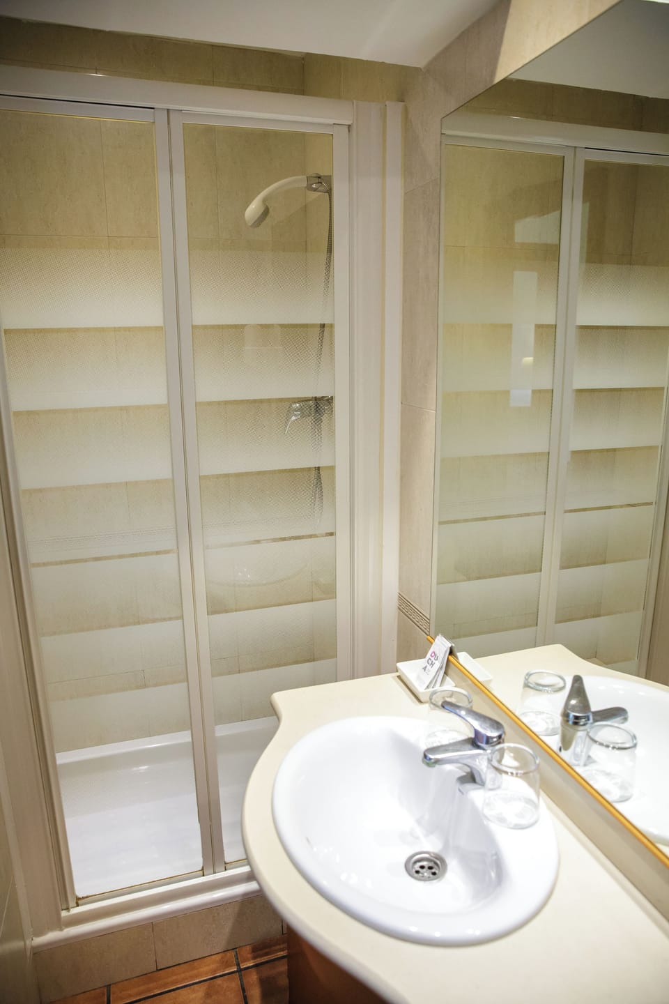 Family Triple Room | Bathroom | Shower, rainfall showerhead, free toiletries, hair dryer