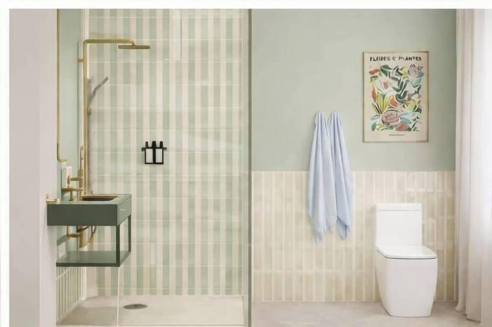 Shower, rainfall showerhead, free toiletries, hair dryer