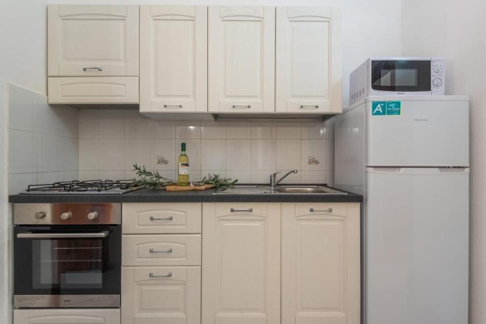 Apartment, 3 Bedrooms, Balcony | Private kitchen