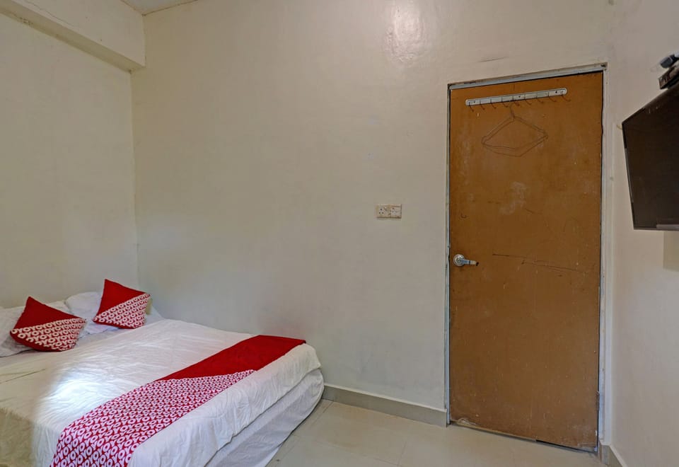 Deluxe Double Room | Desk, WiFi (free), bed sheets