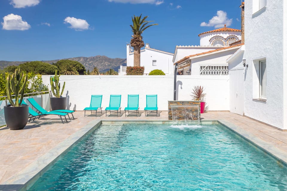 Swimming pool and terrace (2)