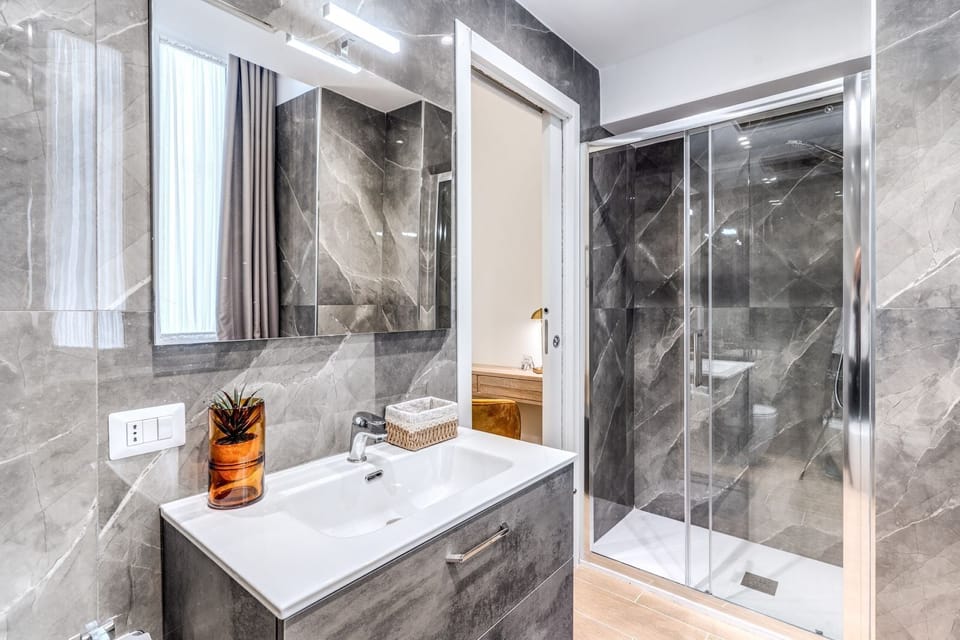 Comfort Room | Bathroom | Shower, hair dryer, towels