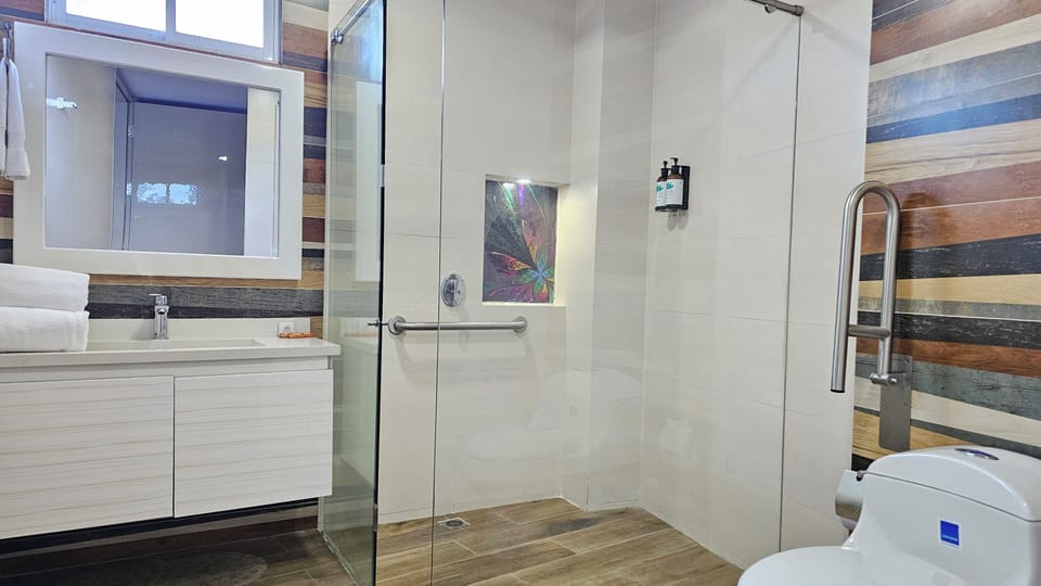 Family Suite | Bathroom | Free toiletries, towels, soap, shampoo