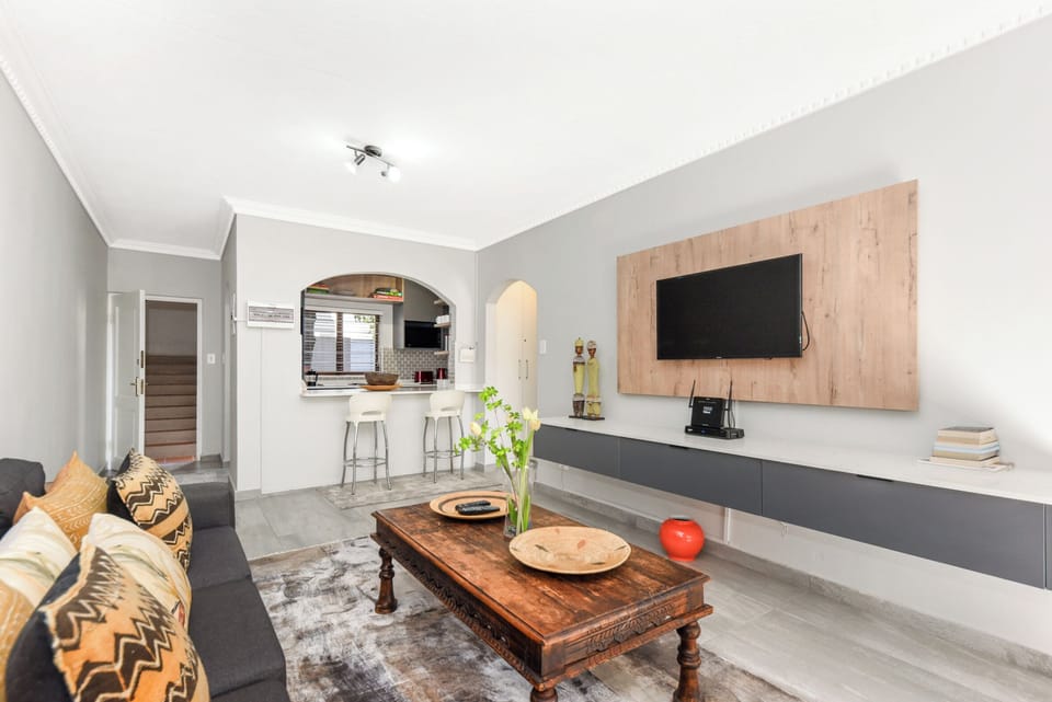 Grand Apartment | Living area | Flat-screen TV, Netflix, streaming services