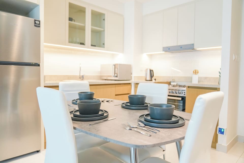 Deluxe Apartment, 1 Bedroom, Balcony | Private kitchen | Fridge, microwave, oven, stovetop