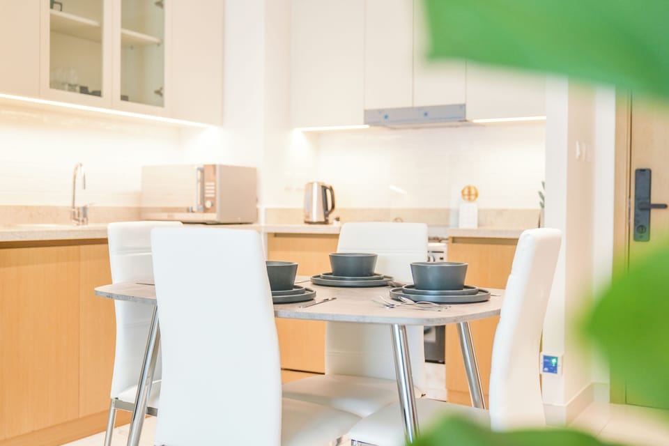 Deluxe Apartment, 1 Bedroom, Balcony | Private kitchen | Fridge, microwave, oven, stovetop