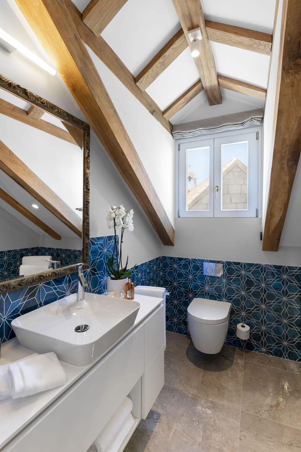 Deluxe Double Room with Sea View | Bathroom | Shower, designer toiletries, hair dryer, slippers
