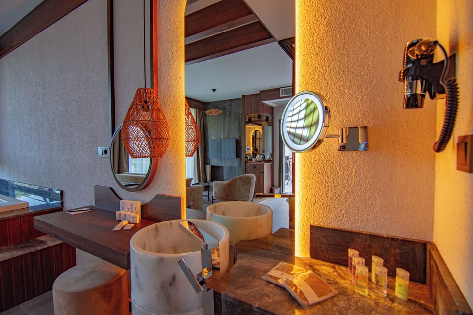 Deluxe Suite | Bathroom sink