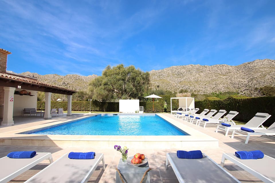 Spectacular villa near Pollensa for 12 people