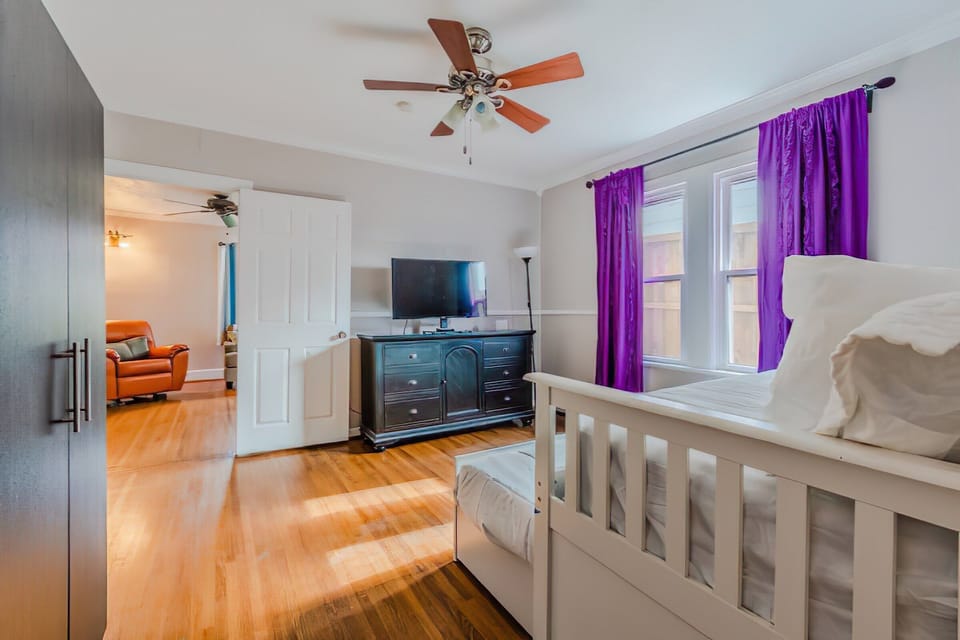 bedroom 2 with 2 twin beds