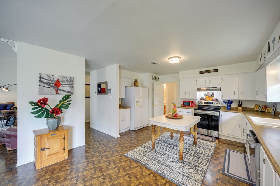 Kitchen | Cooking Basics | Coffee Maker | Paper Towels/Trash Bags Provided