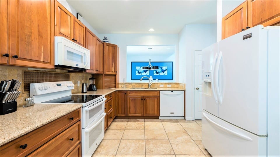 House, Multiple Beds, Pool Access, Pool View (2622DV WH) | Private kitchen | Coffee/tea maker, electric kettle