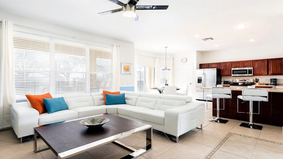 House, Multiple Beds, Pool Access, Pool View (2607DV WH) | Living area