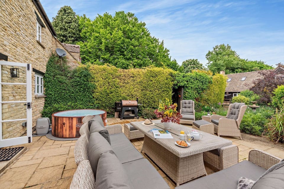Stonelands Garden - StayCotswold