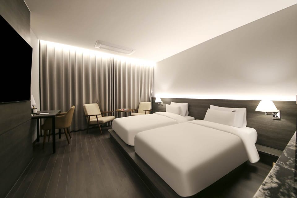 Deluxe Twin Room | Premium bedding, in-room safe, desk, laptop workspace