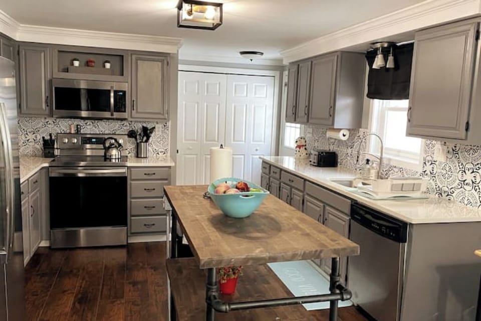 Large/spacious-island,kitchen full-size refrigerator,dishwasher,stove, & oven. 