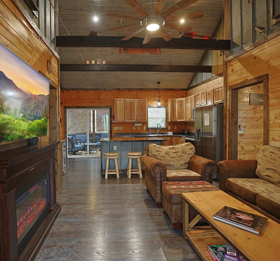 Living room/kitchen open living concept, vaulted ceilings