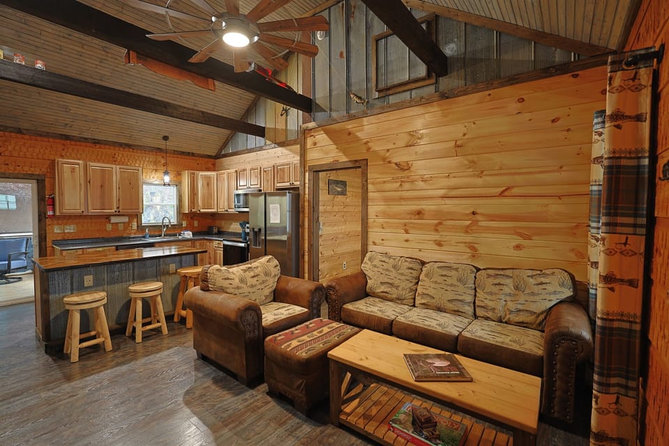Living room/kitchen open living concept, vaulted ceilings