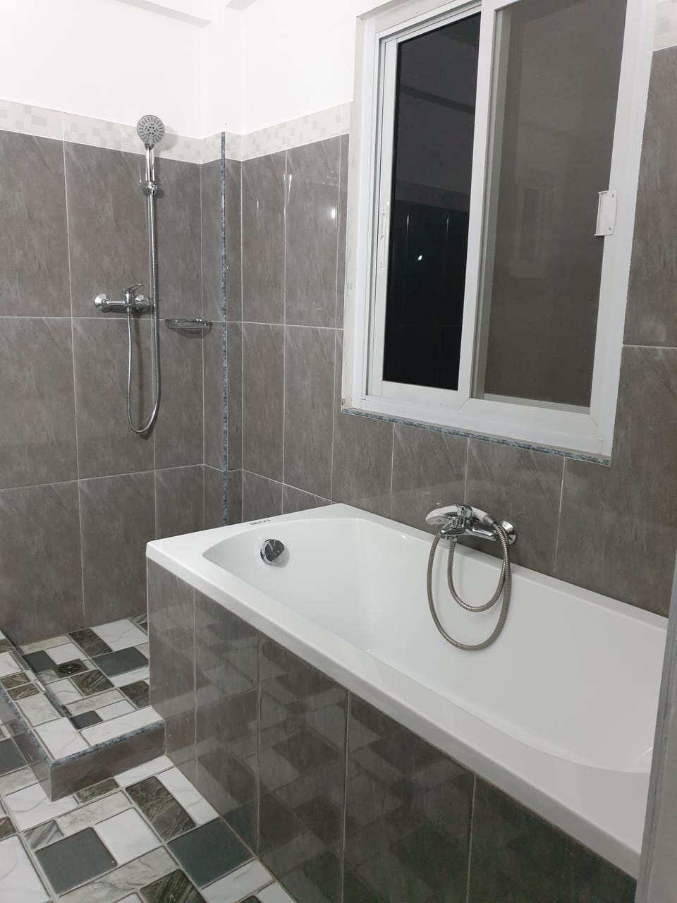 Comfort Studio | Bathroom | Free toiletries, hair dryer, slippers, bidet
