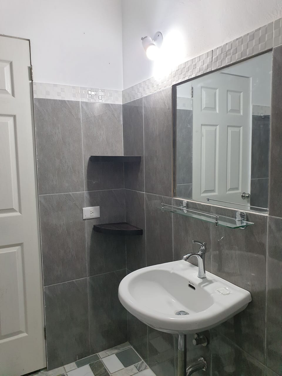 Comfort Studio | Bathroom | Free toiletries, hair dryer, slippers, bidet
