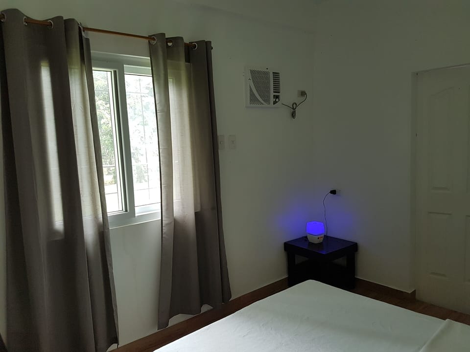Hypo-allergenic bedding available, blackout drapes, WiFi (free)
