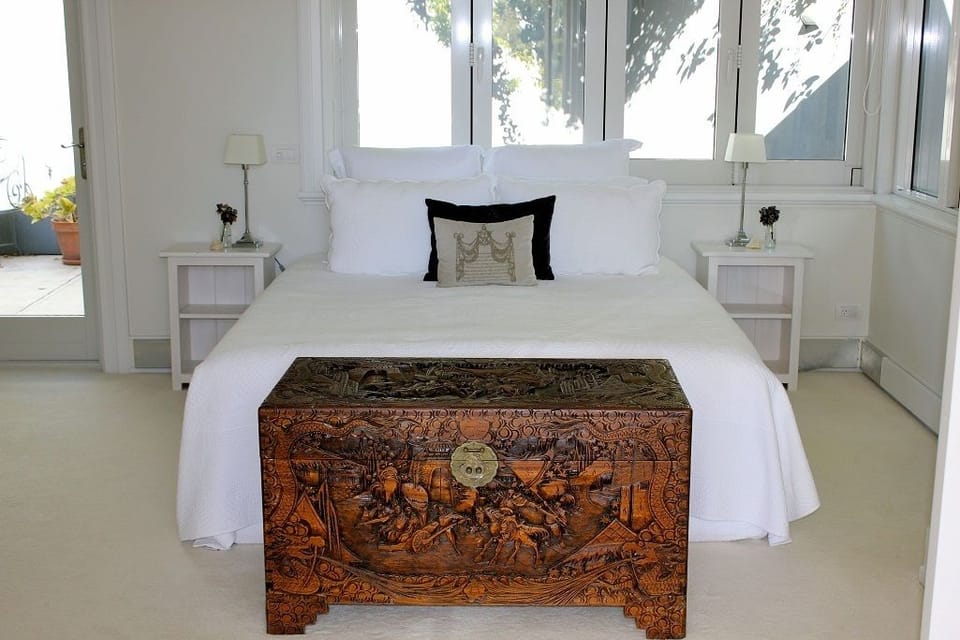 Premium bedding, minibar, iron/ironing board (on request), WiFi (free)