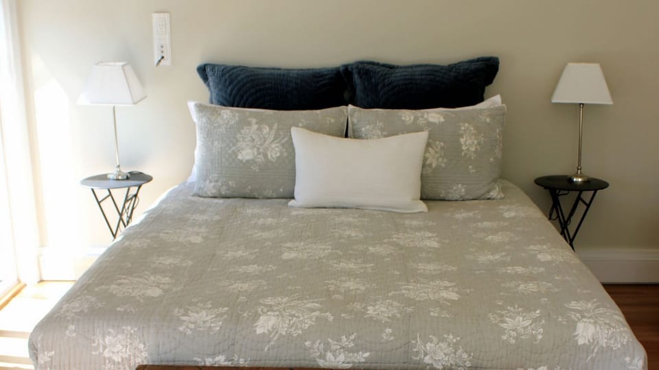 Premium bedding, minibar, iron/ironing board (on request), WiFi (free)