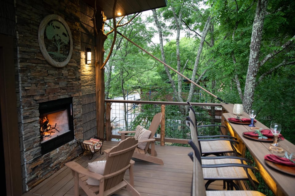 UPPER DECK - WOOD BURNING FIREPLACE - UNLIMITED FIREWOOD - BAR TOP SEATING FOR 4 - WEBER GAS GRILL